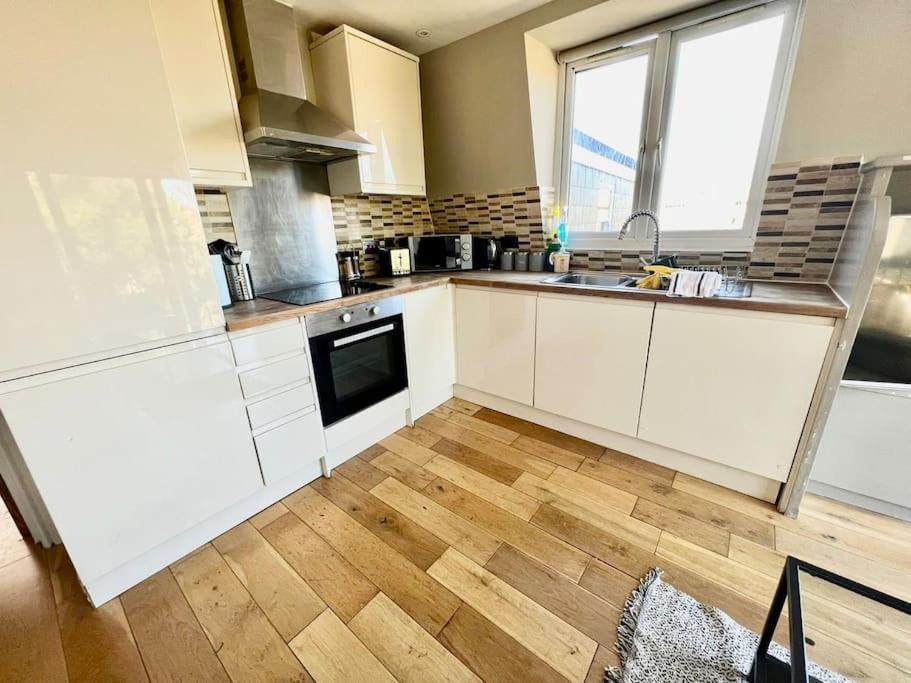 Lovely Two Bed Flat London Exterior photo